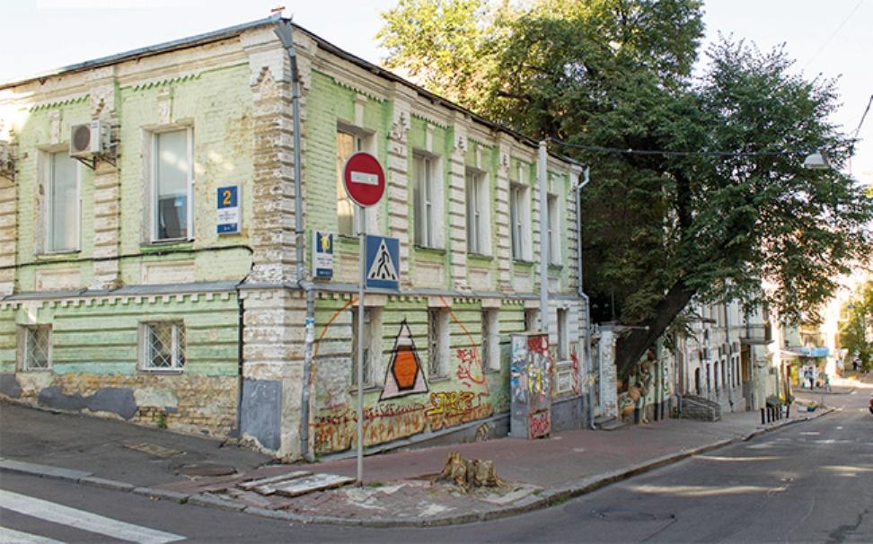 Киевляне не дали срубить «растущее сквозь стену дерево» в Михайловском переулке