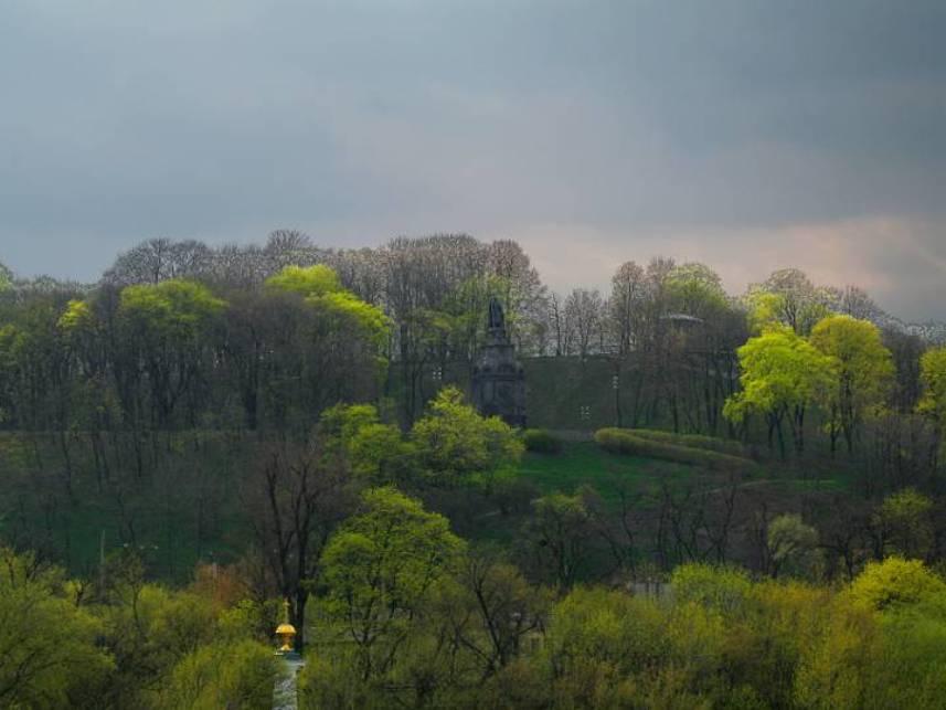Склоны Владимирской горки и парка «Крещатый» укрепили сваями и стенами