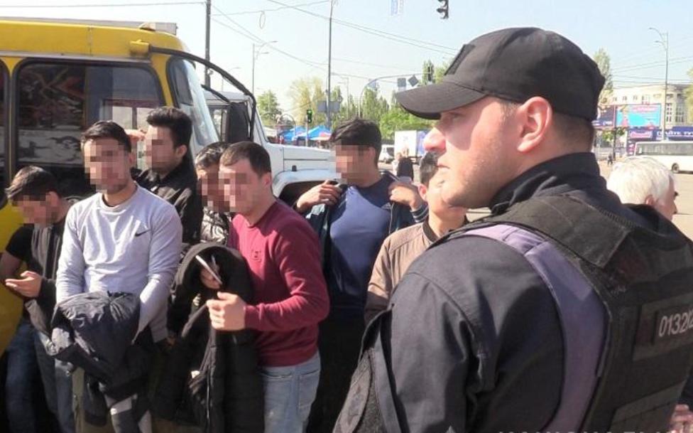 На рынке «Троещина» было выявлено почти полсотни нелегальных мигрантов