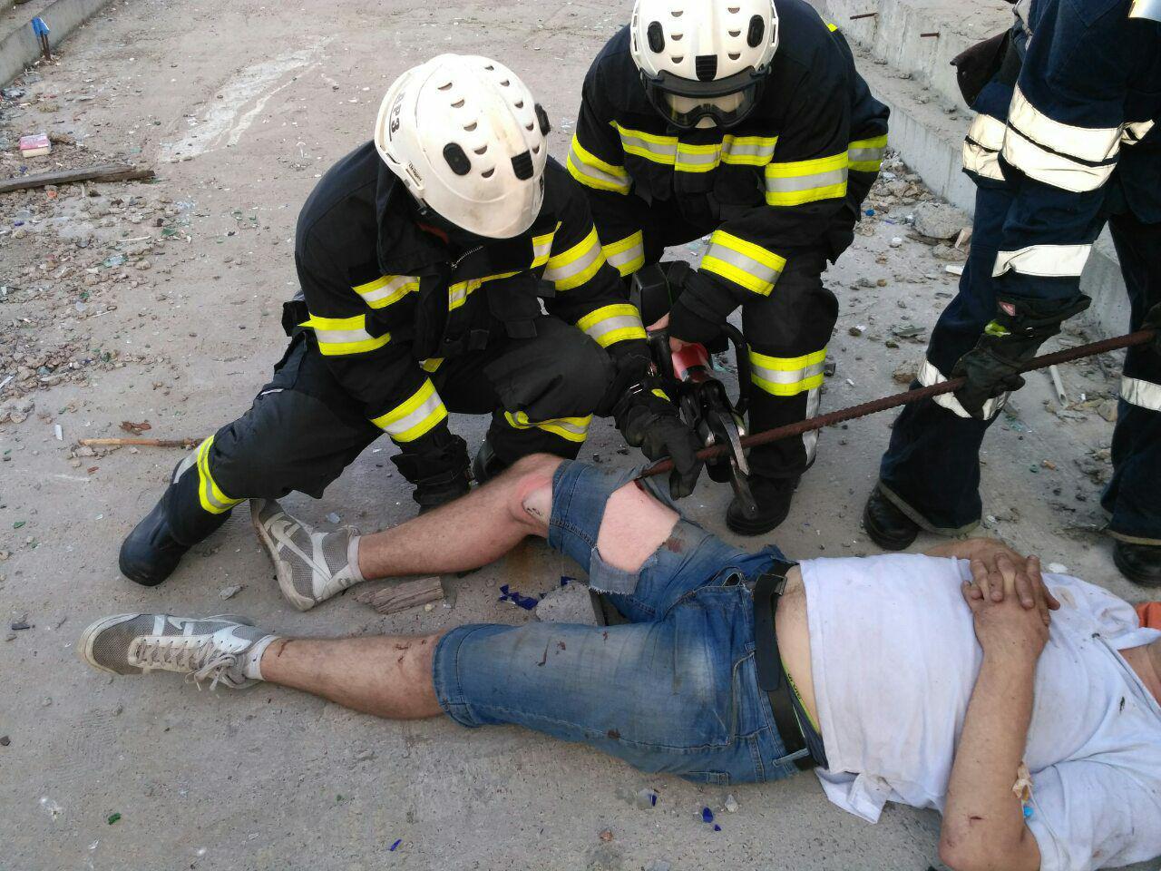 Спасатели помогли обрезать застрявший в ноге мужчины металлический прут