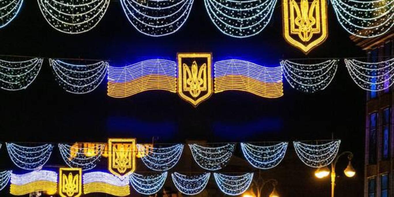 Киев украсили более 700 государственными флагами и праздничной иллюминацией
