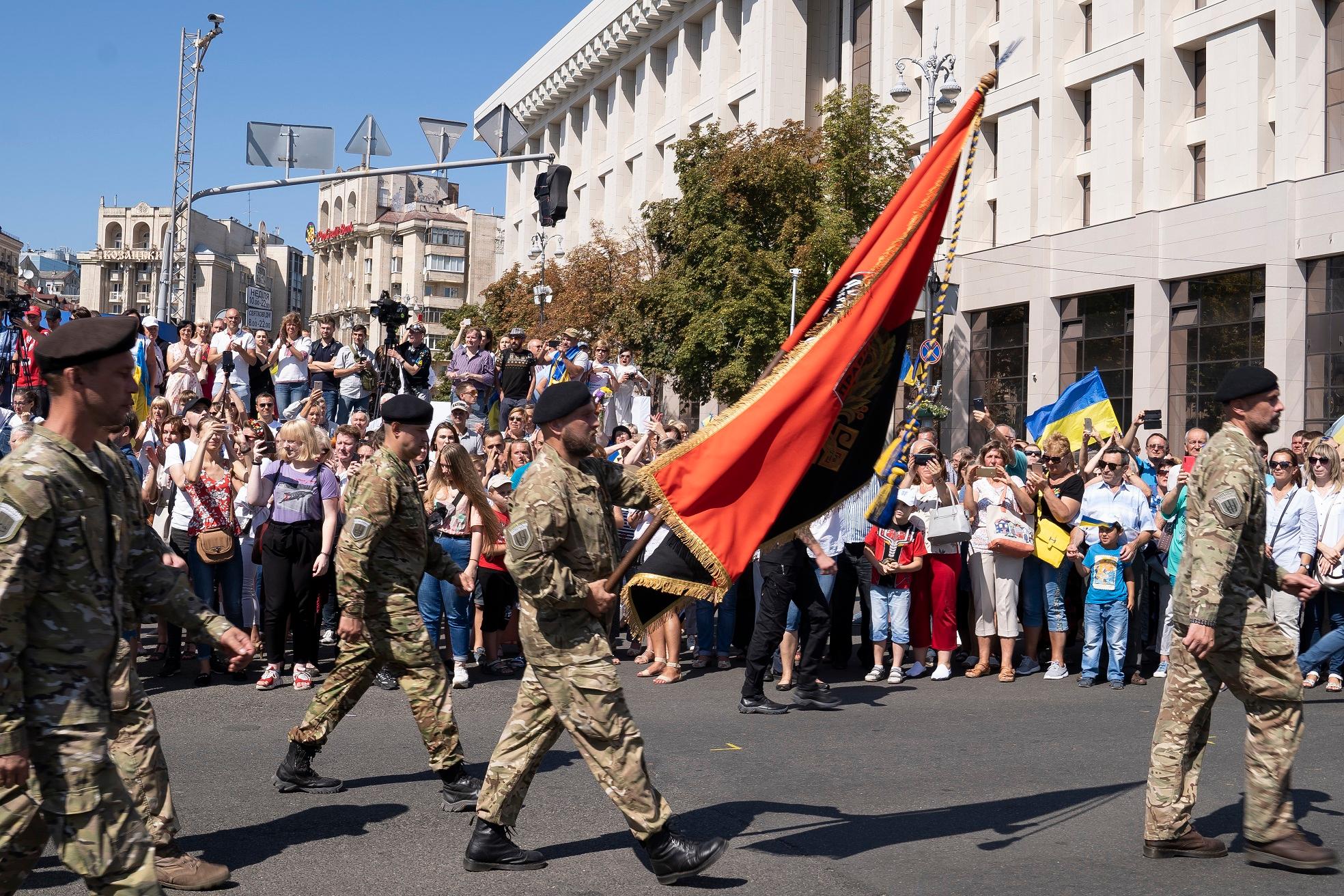 военные, шествие
