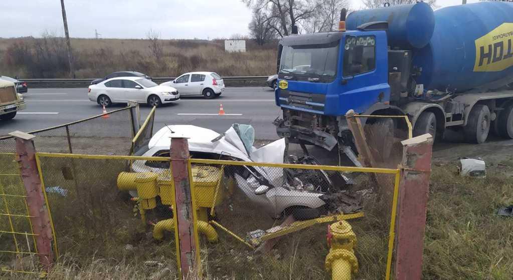 На улице Заболотного бетономешалка раздавила легковушку, погибла девушка