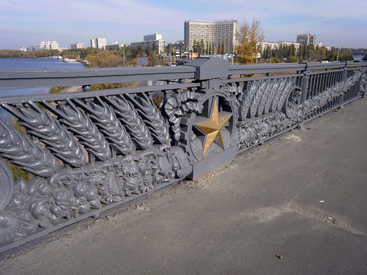 В Киеве с моста Патона во время реконструкции уберут советские колоски и звезды