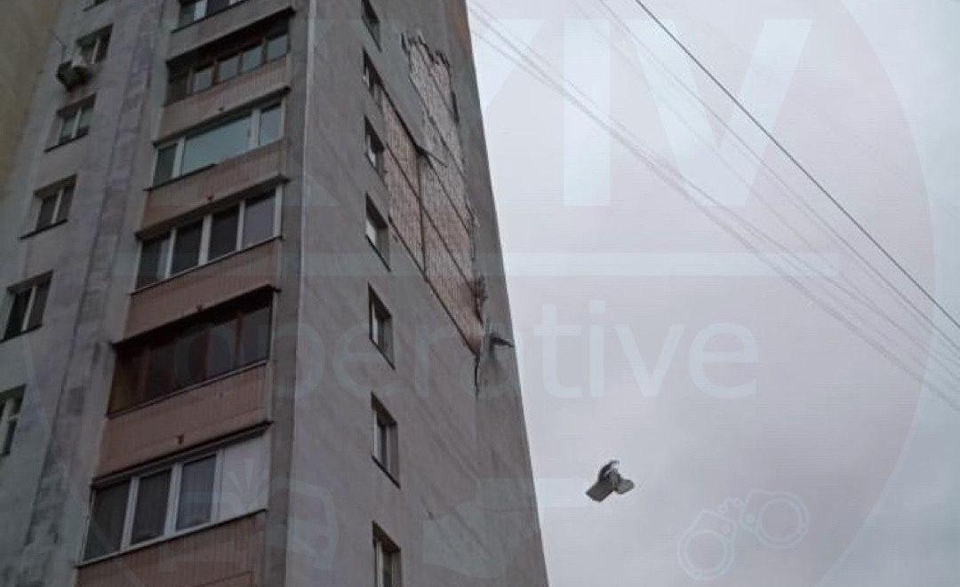 Стало жарко и немного разделся. На улице Новаторов с жилого дома обвалился утеплитель