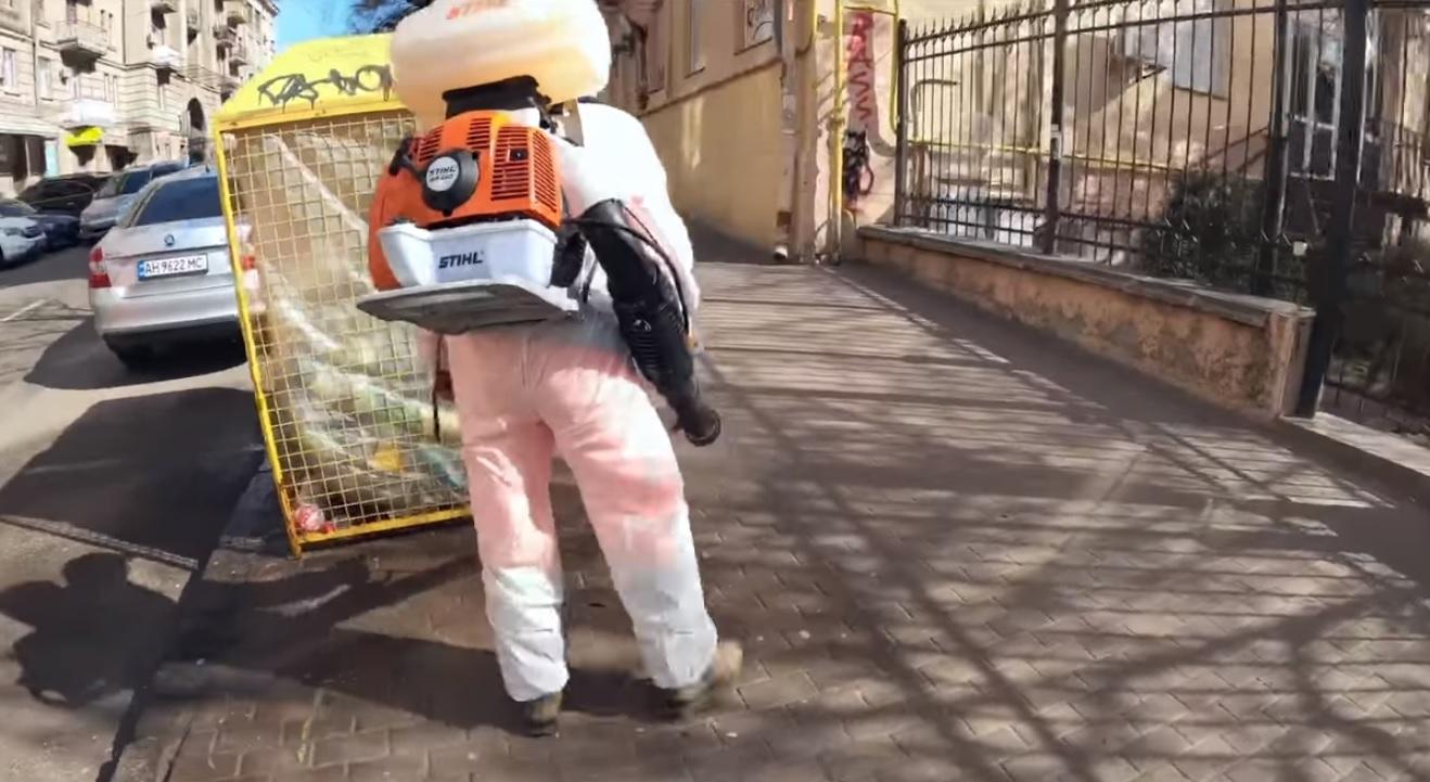 Как дезинфицируют киевские улицы и мусорные баки (ВИДЕО)