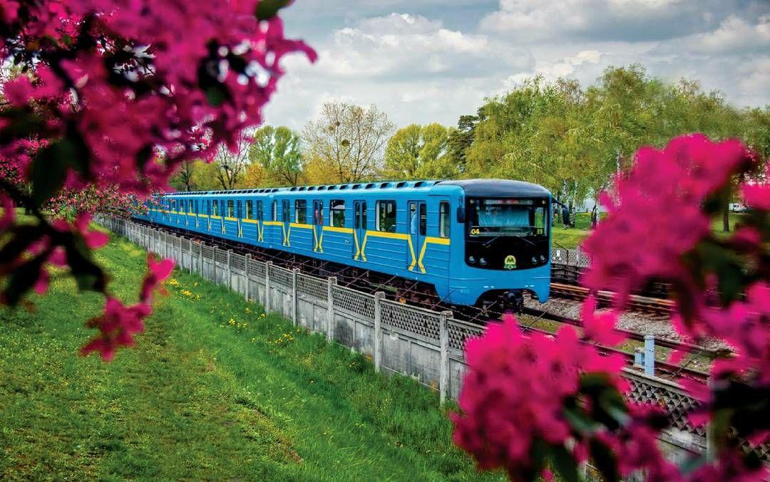 Тимчасовий автобус на вихідних замінить непрацюючі станції метро “червоної” гілки