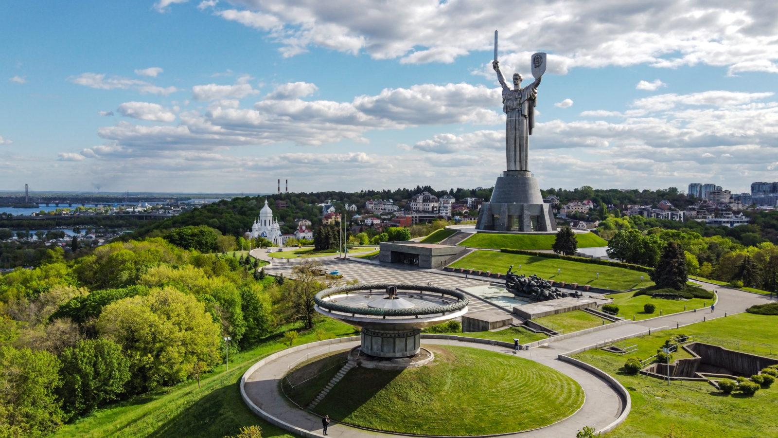 Коли на щиті Батьківщини-Матері герб СРСР замінять на тризуб