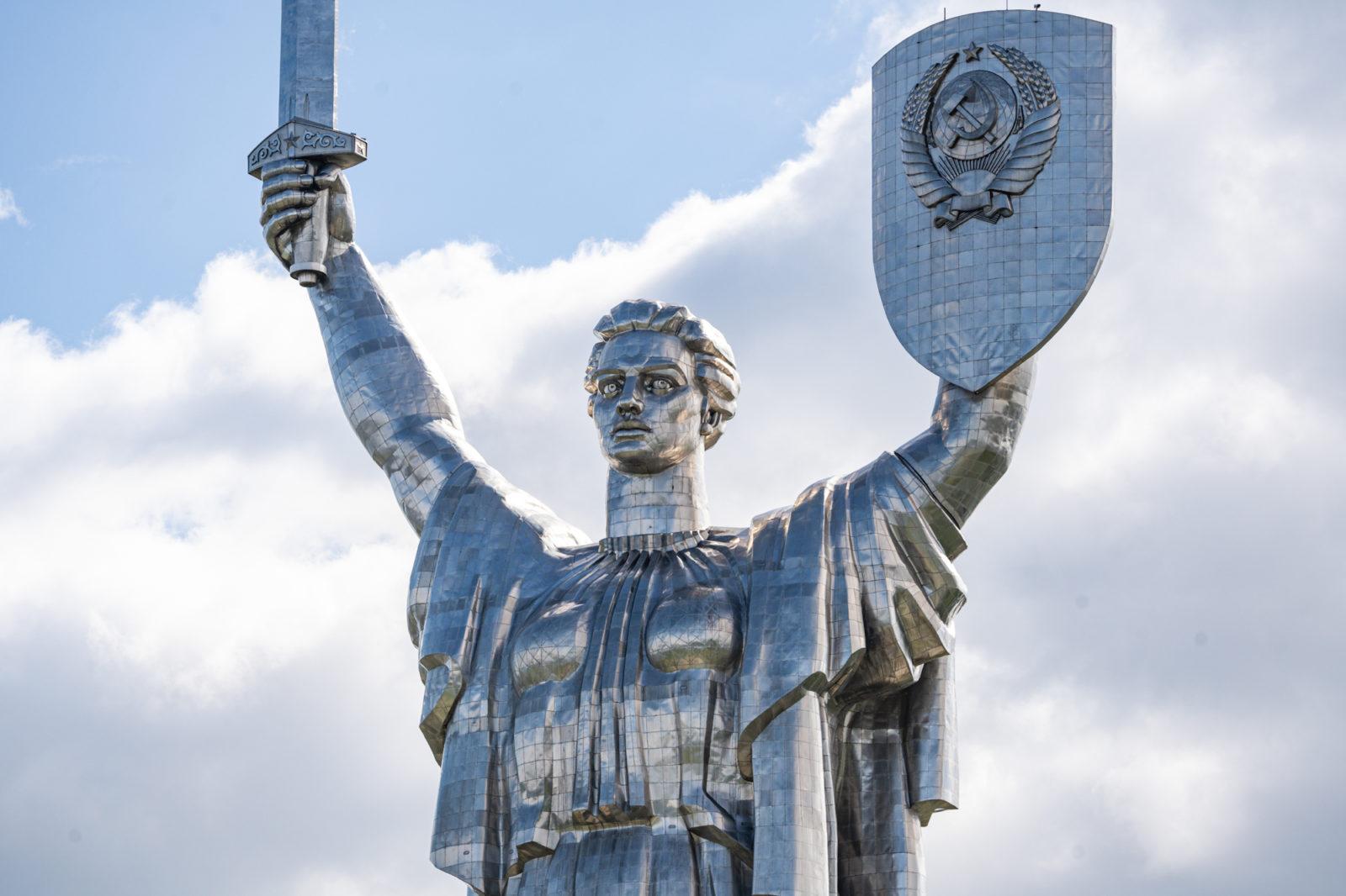 Радянський герб на щиті Батьківщини-Матері замінять на тризуб
