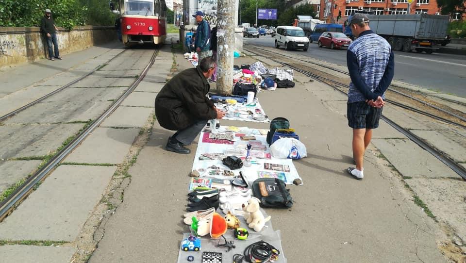 Блошиний ринок знову окупував Петропавлівську площу – комунальники відреагували миттєво