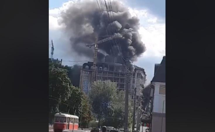 Горить недобудова. Поділ затягнуло чорним димом (ВІДЕО)