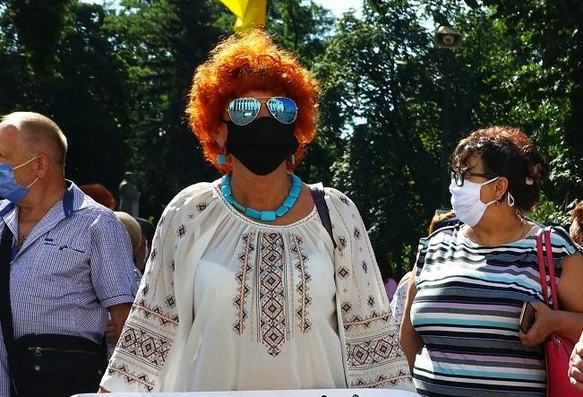 київ, люди, жінка в масці очках і вишиванці