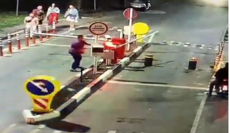 Чоловік розтрощив пункт в‘їзду на Труханів острів. Збиток 300 тис. грн. (ВІДЕО)