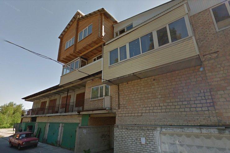 Дивина на Виноградарі: на гаражах надбудували кілька поверхів і хатинку (ФОТО)