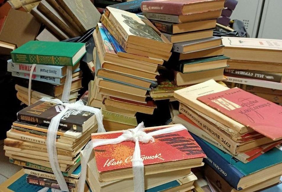 стопки книг