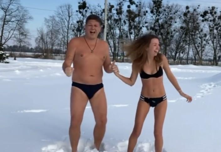 Глава Держміграції скаче на снігу в плавках після повернення із Занзібару (ВІДЕО)