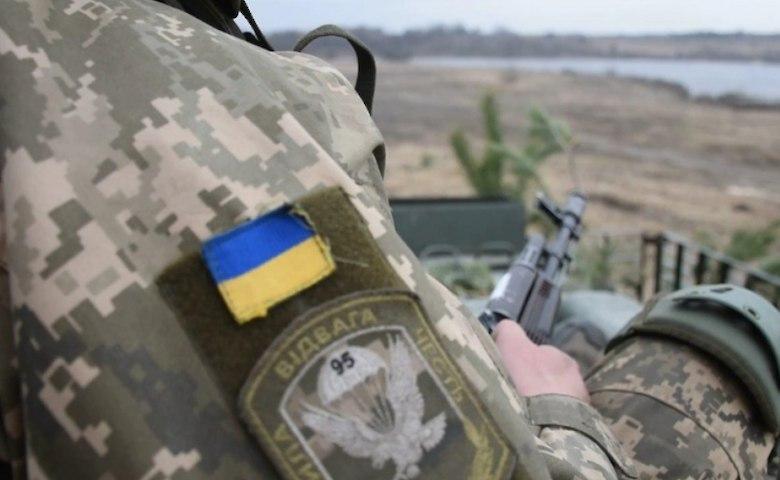 Наших воїнів штрафують за вогонь у відповідь на провокації РФ – Порошенко