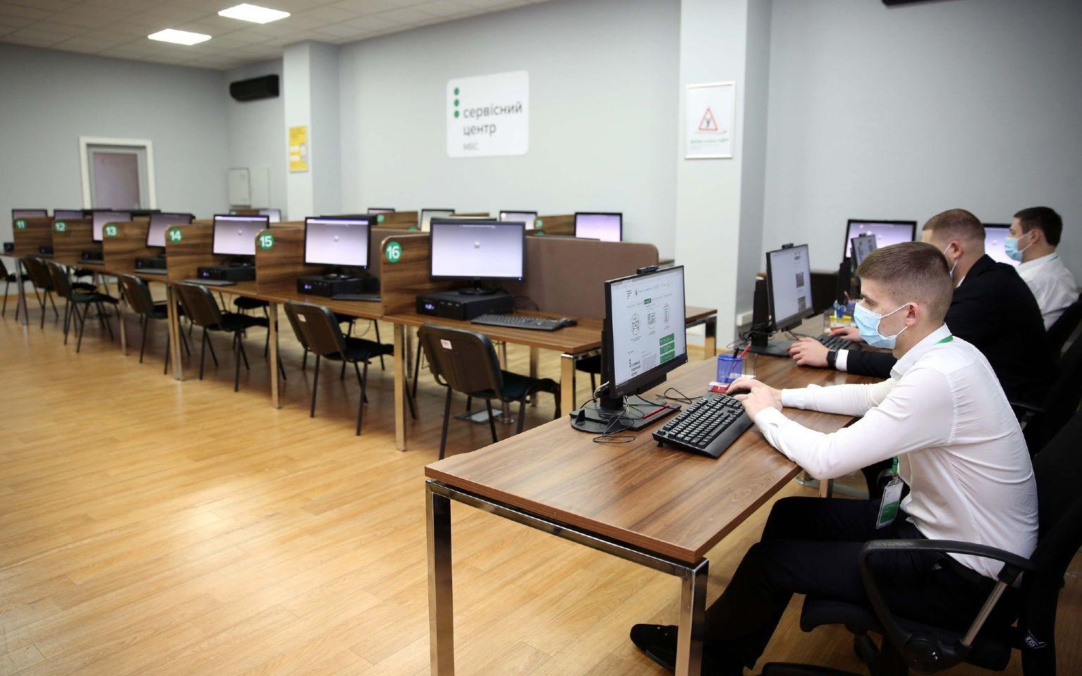 Підготовка до теоретичного іспиту з водіння: самостійне опанування теорії показує кращі результати, ніж в автошколі