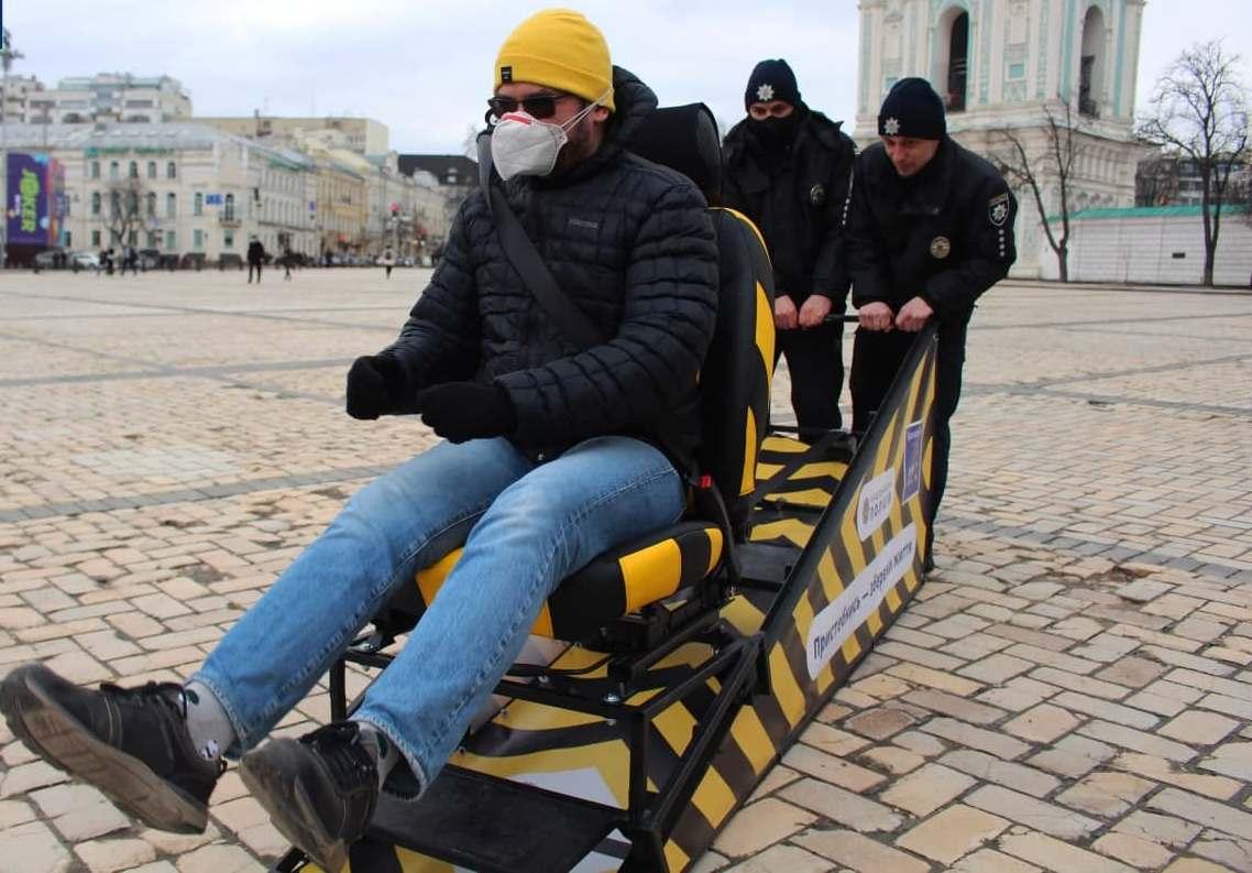 “Пристібайся не жахайся”. На Контрактовій можна випробувати симулятор