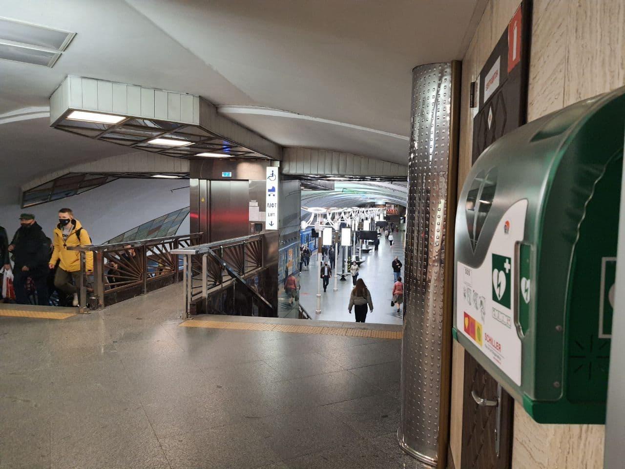 Дефібрилятори в метро “переїхали” у місця з вільним доступом для пасажирів