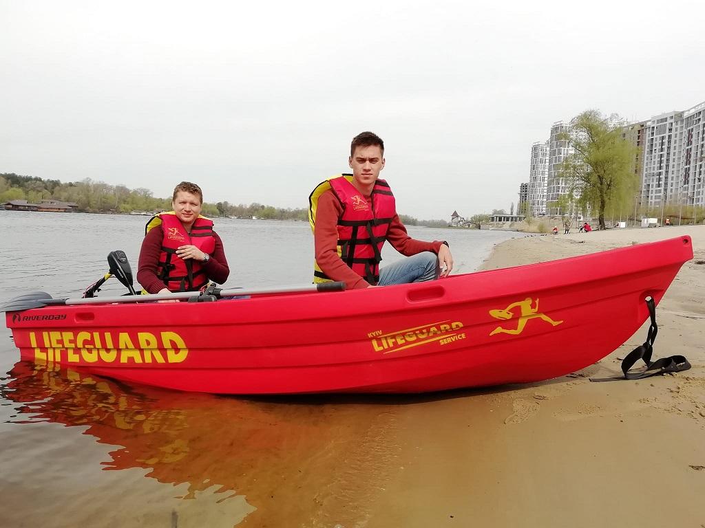 Рятувальні жилети власної розробки і мотор для човна. Лайфгарди готуються до нового пляжного сезону