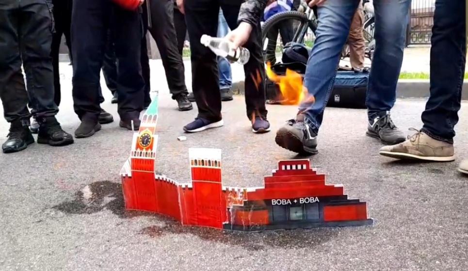 Під посольством РФ в Києві спалили “Кремль” (ВІДЕО)