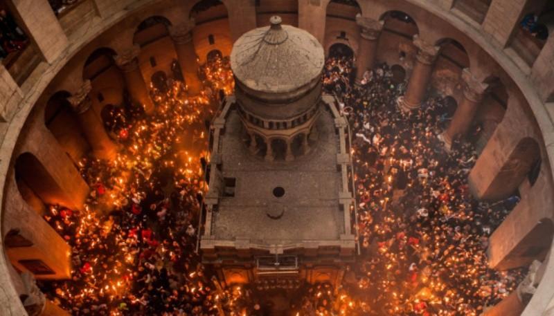 В Єрусалимі зійшов Благодатний вогонь – чи прибуде до України