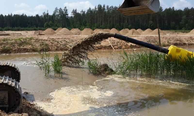 Видобуток піску під час нересту. Голову рибінспекції Київщини Мухіна звинувачують у корупції