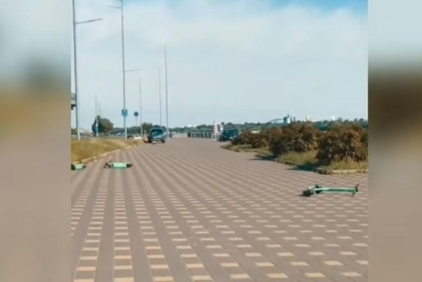 Кладовище самокатів: біля станції “Дніпро” електротранспорт розкиданий по тротуару (ВІДЕО)