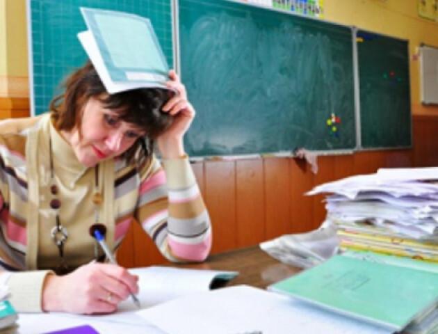 По 4 тисячі доларів вчителям таки платитимуть: у навчальному закладі, якого не існує