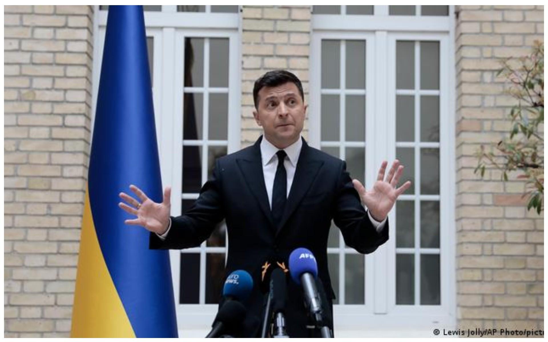 Пресмарафон Зеленського змінив локацію. Журналісти, яких не запросили, збирають мітинг