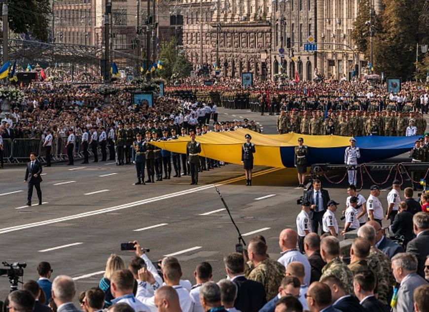 Натовп та спека: людям ставало погано під час урочистих заходів (ФОТО)