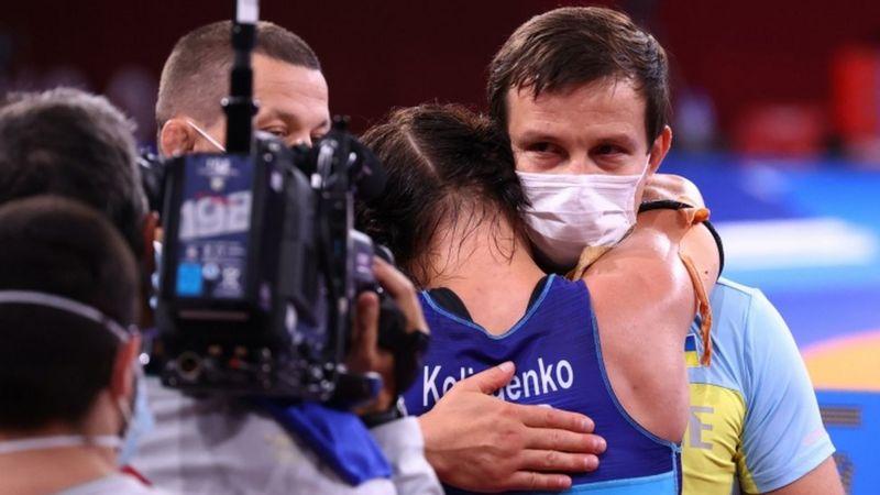 “Ви її заслужили!”. Призерка Олімпіади Ірина Коляденко віддала подаровану квартиру тренеру