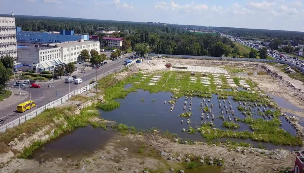 На Лісовій замість нового ТРЦ утворилося озеро з качками – відео з дрона