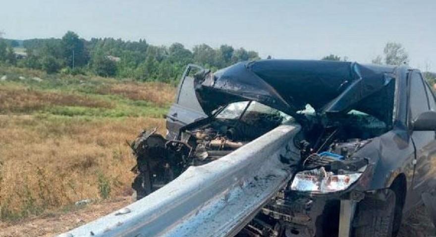 Відбійник наскрізь прошив авто. На трасі Київ-Харків трапилась моторошна ДТП (ВІДЕО)