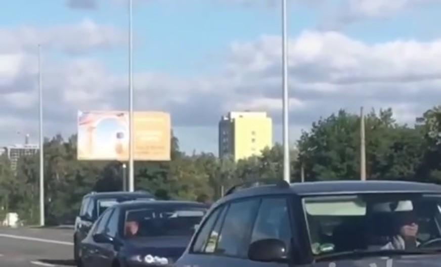Біля метро “Чернігівська” жінка екстравагантно “розважала” водіїв (ВІДЕО)