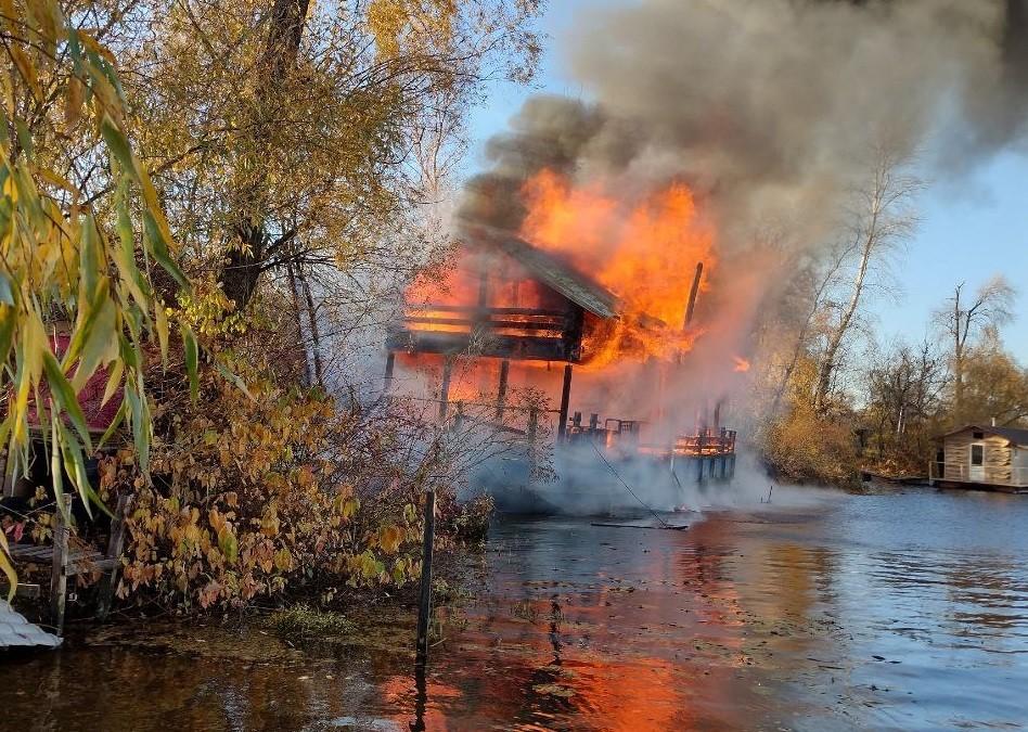 У Гідропарку згоріла дерев’яна лазня на воді