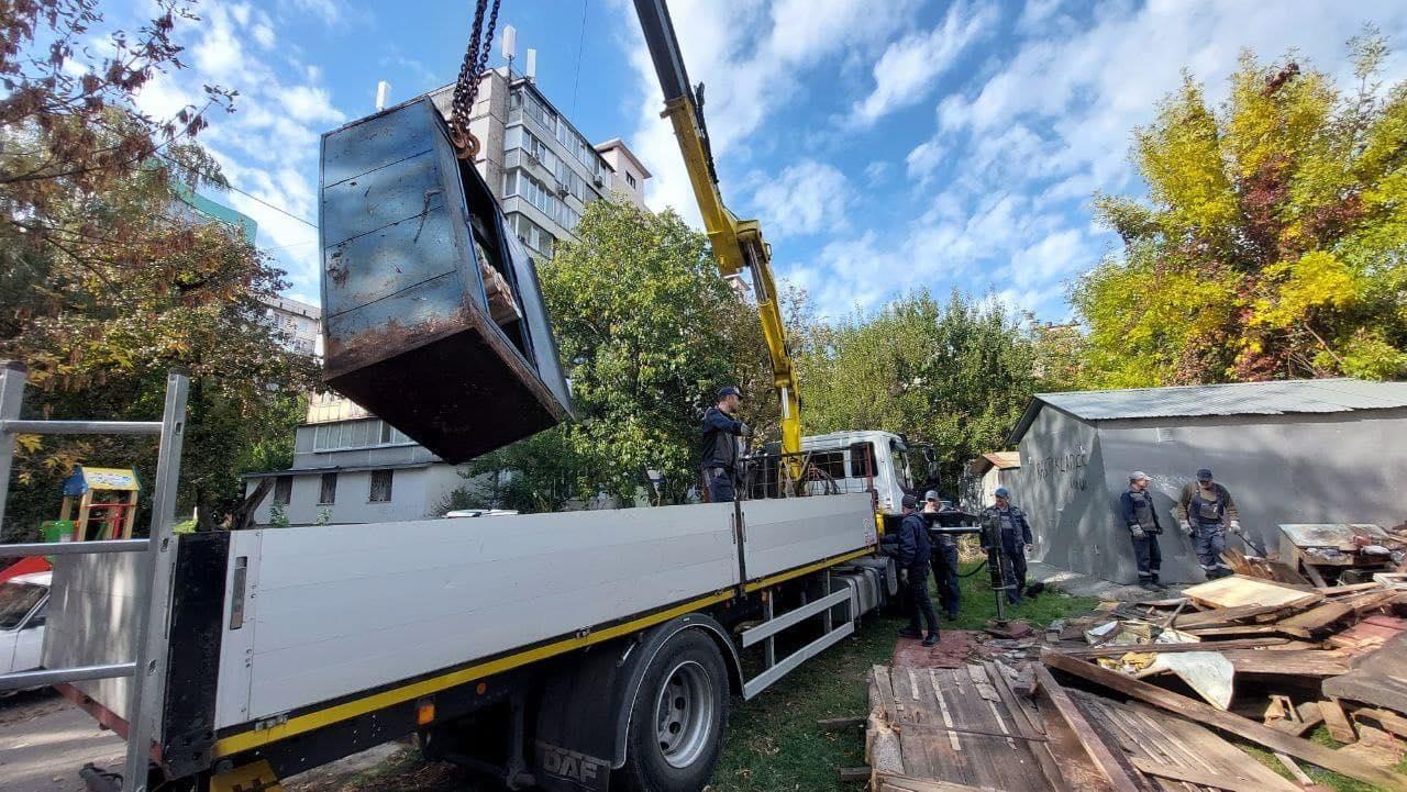 На Оболоні прибирають гаражні “нетрі”, які роками слугували туалетом і звалищем