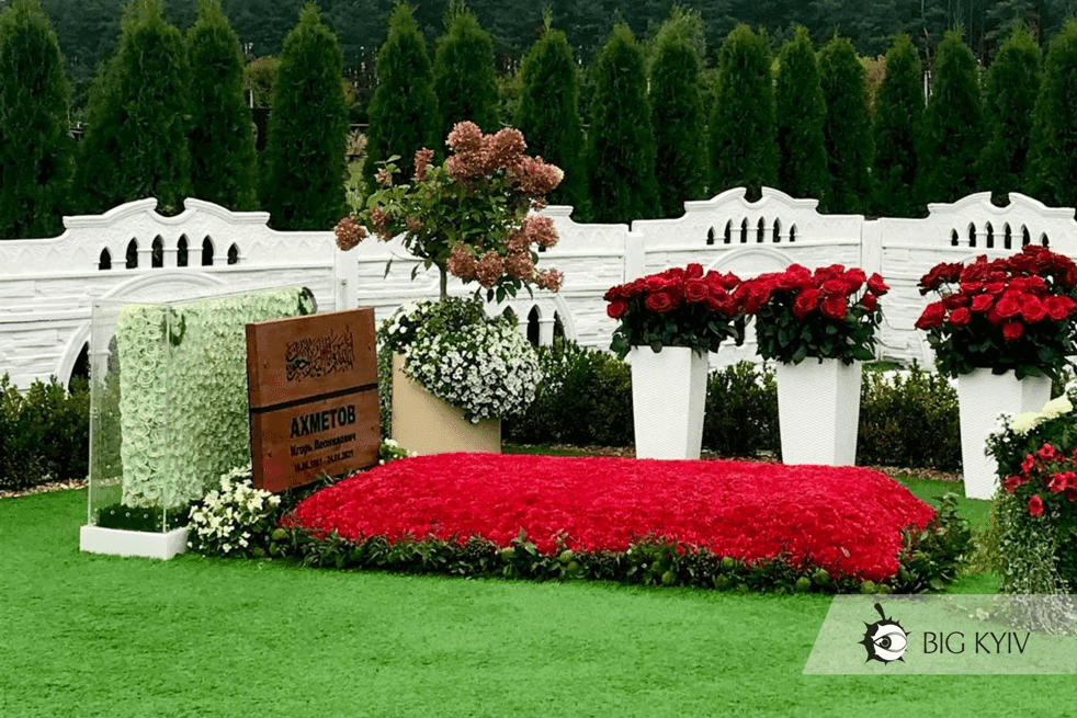 Щодня свіжі квіти та незвичайна стела із бальзамованих троянд: як виглядає могила брата Ахметова