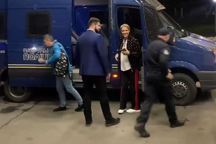Катю Осадчу зі з’їзду “Слуг” у Трускавці доставив поліцейський ескорт