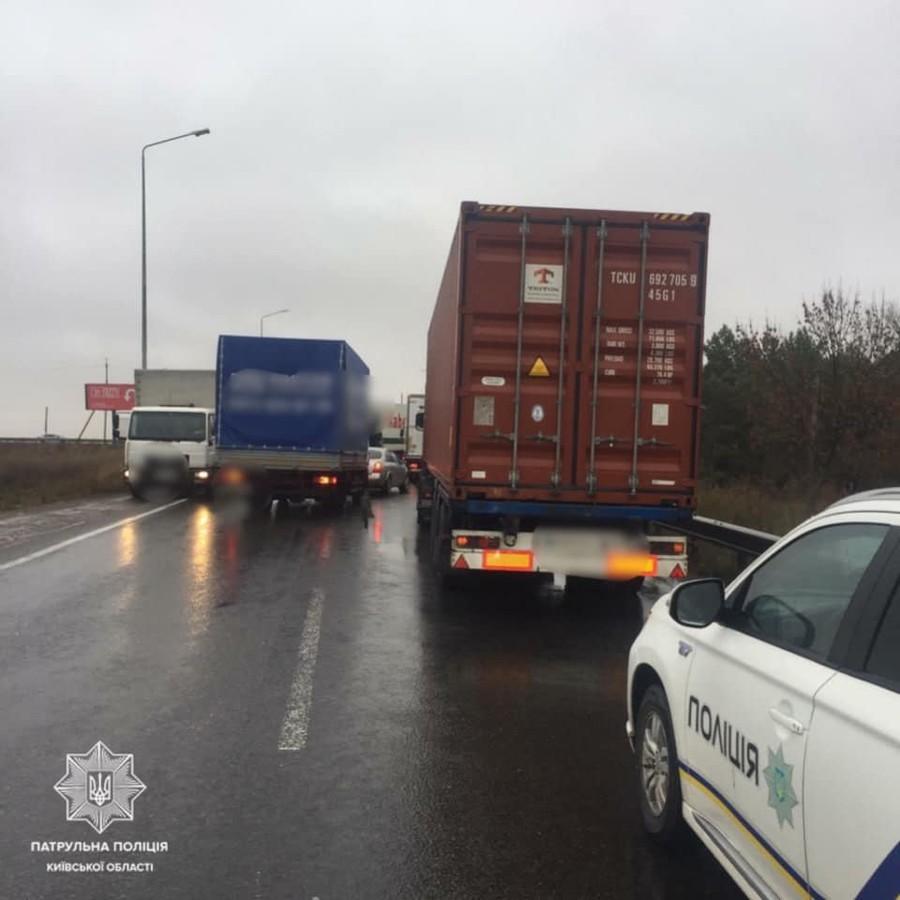 Зіткнулись два легковики і дві вантажівки: під Києвом масова ДТП (ФОТО)