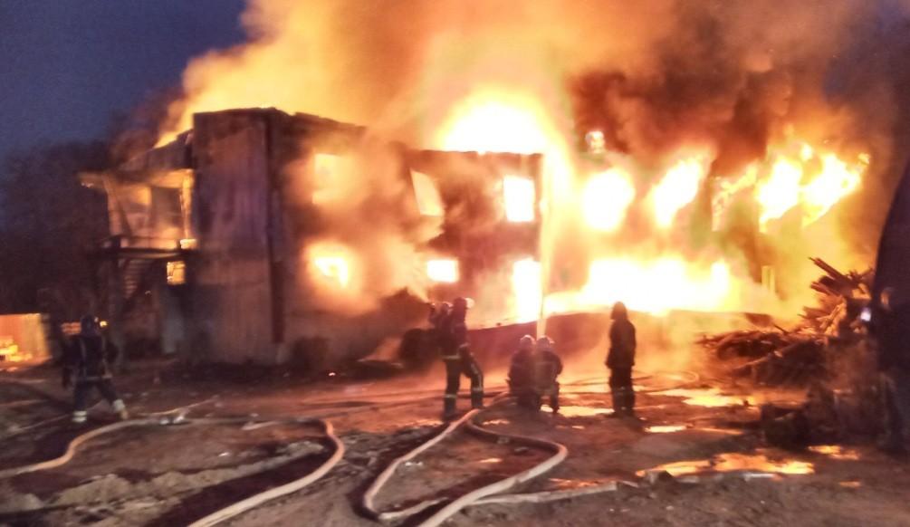 Рятувальники показали, як гасили масштабну пожежу в Ірпені (ВІДЕО)