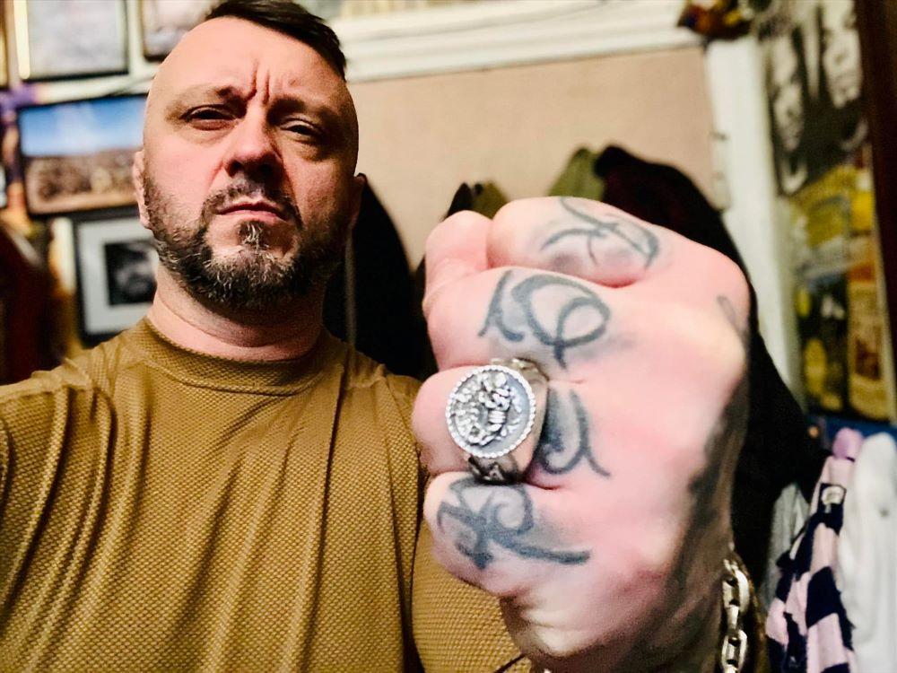 Стартує флешмоб “УкраїнціЧинитимутьОпір”: Антоненко-Riffmaster вже показав кулак Путіну