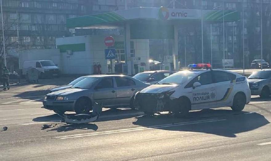 На проспекті Соборності поліцейський Prius влетів у легковик (ВІДЕО)