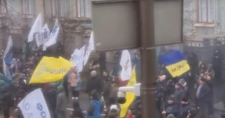 Мітинг ФОПів під Радою переріс у зіткнення з поліцією (ВІДЕО)