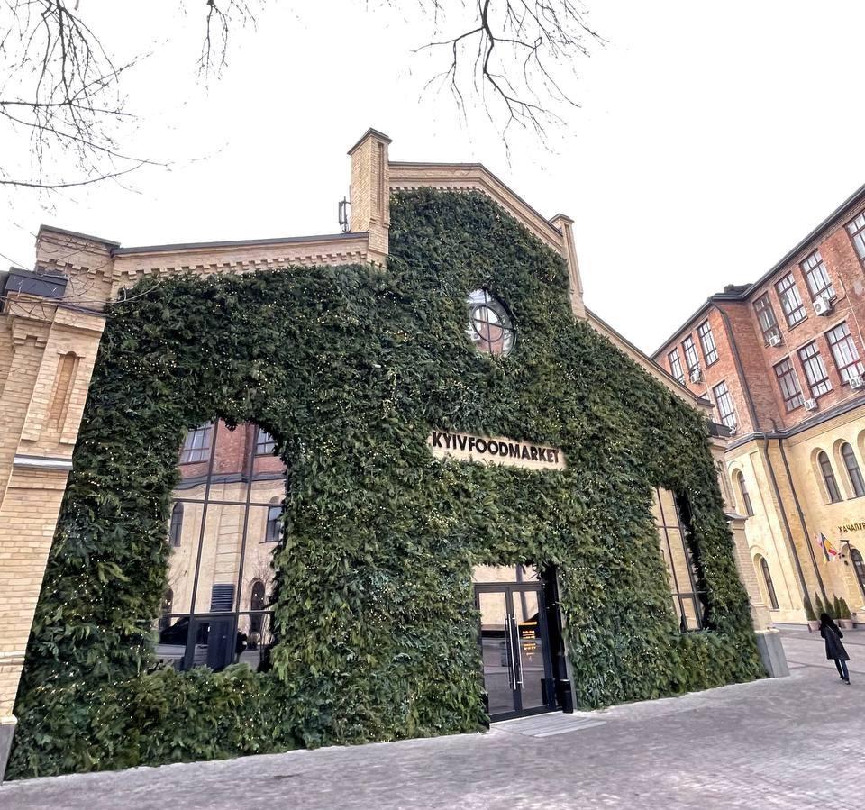 Мрія для Іnstagram-фото: фасад Kyiv Food Market повністю вкрили хвоєю (ФОТО)