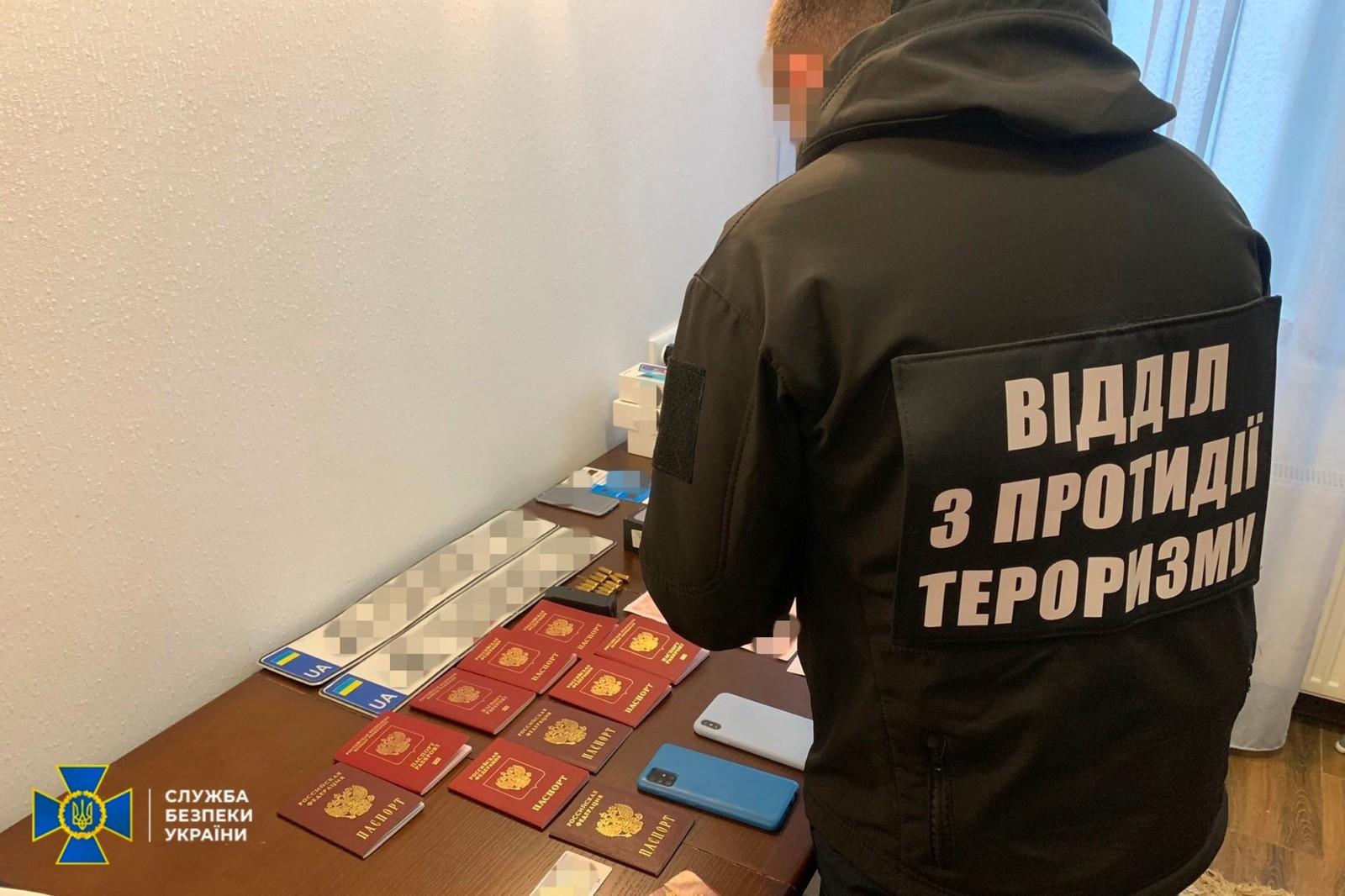 Осередок терористів “ІДІЛ” в Києві: СБУ затримала п’ятьох громадян Росії (ФОТО)