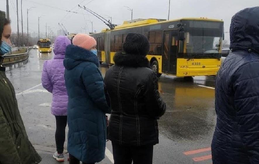 Негода в Києві: весь електротранспорт перейшов на оперативне положення