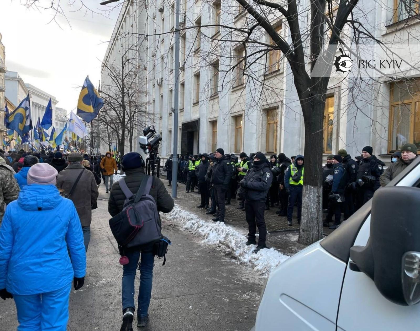 Мітингарів на Банковій зустріли силовики, паркан і Новий рік (ФОТО)