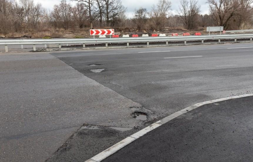 Велика Кільцева на Оболоні за три тижні після відкриття “вкрилася” ямами (ФОТО)